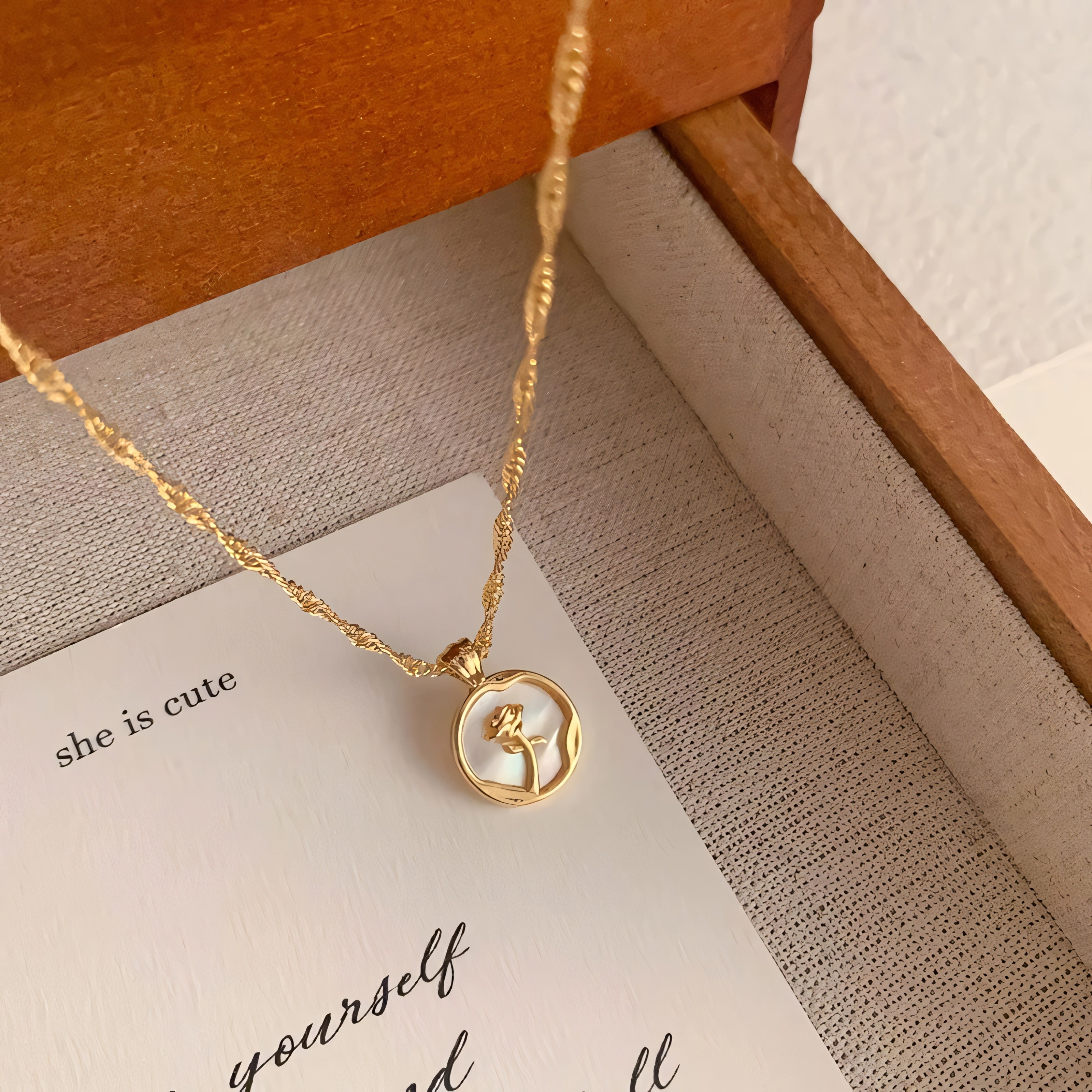 Rose Shellfish Necklace